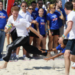 Принц Хари играе плажно ръгби