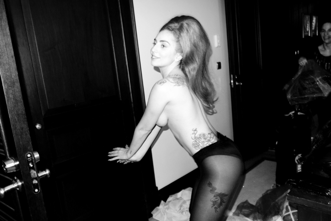 Гага полугола в съблекалнята си