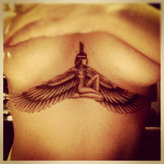 Риана татуира гърдите си