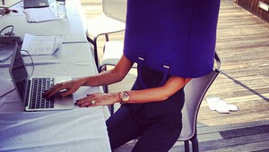 Виктория Бекъм под лилава чанта