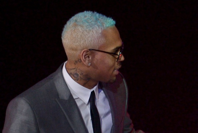 Крис Браун с татус на врата