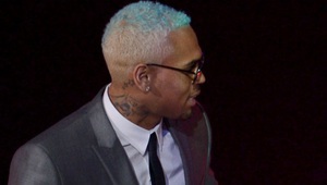 Крис Браун с татус на врата