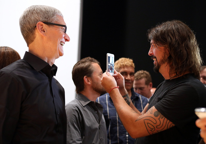 Тим Кук и Дейв Грол с новия iPhone 5