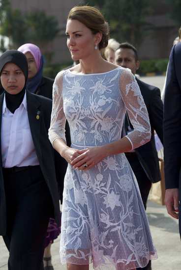 Херцогиня Кейт в дантелена рокля