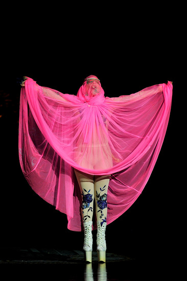 Лейди Гага открива ревюто на Филип Трейси