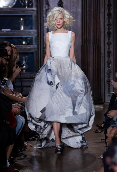 Още красоти от модния подиум в Лондон: Giles