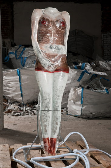 Между скулптурата и инсталацията