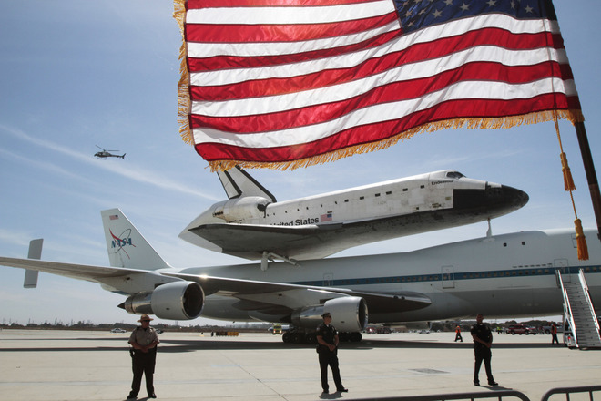 Совалката "Индевър" на летището в Ел Ей