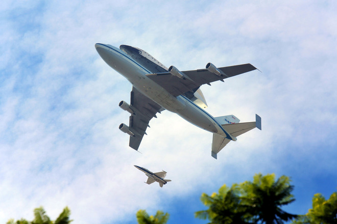 Совалката "Индевър" над Лос Анджелис