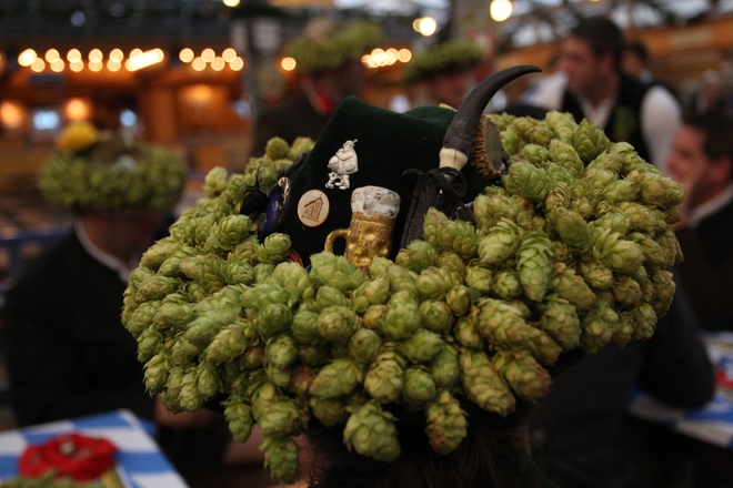 Октоберфест 2012: Декорация от хмел