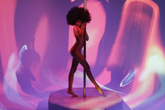 Shanel iman pravi moden striptiyz