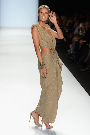 Хайди Клум на модния подиум в Ню Йорк 2012