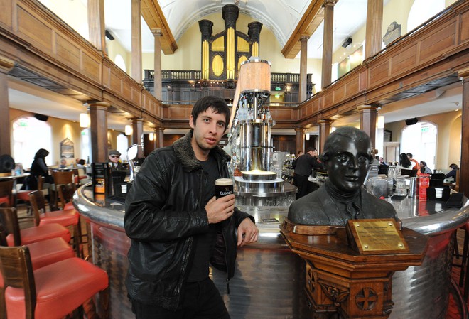 Бюстът на Артър Гинес в The Church