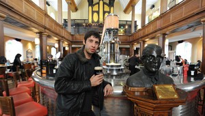 Бюстът на Артър Гинес в The Church