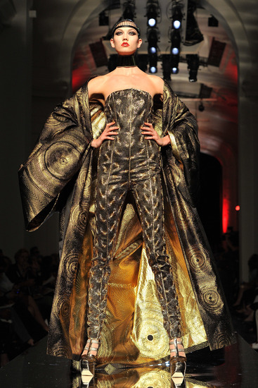 Карли Клос на модния подиум в Париж