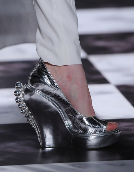 Обувки към колекцията на Viktor & Rolf