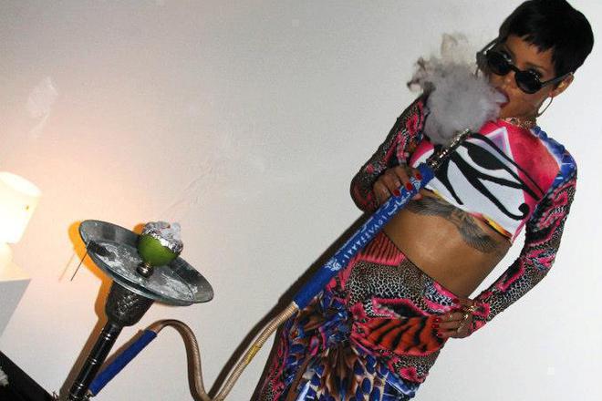 Riana pushi nargile predi kontsert v baku