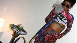 Риана пуши наргиле преди концерт в Баку