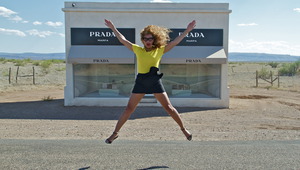 Бийонсе пред магазин на Prada