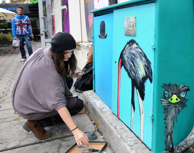 Сестрата на Графа рисува трафопост