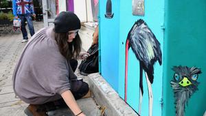 Сестрата на Графа рисува трафопост