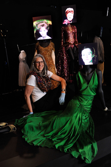 Дебора Ландис подрежда изложбата "Холивудски костюми"