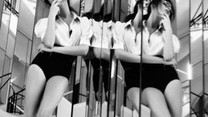 Вики за Elle с очила от собствената си линия