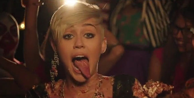 Майли Сайръс в клипа на Боргор