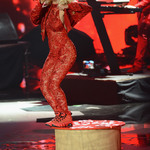 Рита Ора в червено на сцената на MTV