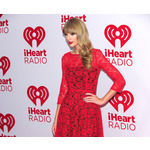 Тейлър Суифт в още една червена рокля