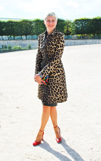 Леопардовото палто обича червените ти обувки