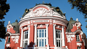 Варненският театър - централен вход