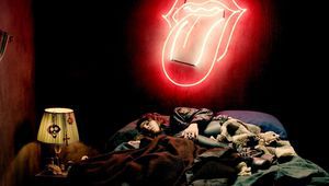 Нооми Рапас в клип на "Ролинг стоунс"