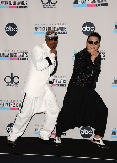 Сай и Ем Си Хамър на Американските музикални награди 2012