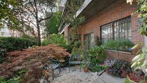 В апартамента на Карли Клос