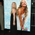 Аманда Сийфрайд пред плаката на Mamma Mia!