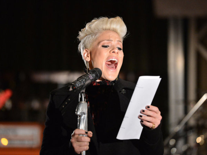 Пинк пее песен на Алиша