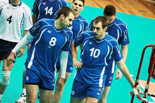 Георги и Валентин Братоеви с екипа на "Левски волей"