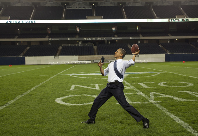 Барак Обама играе футбол