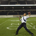 Барак Обама играе футбол