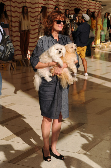 Сюзан Сарандън с кучетата си