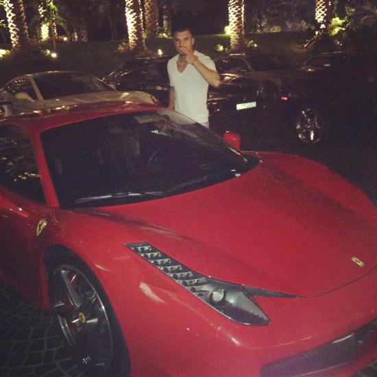 Валери до своето Ферари