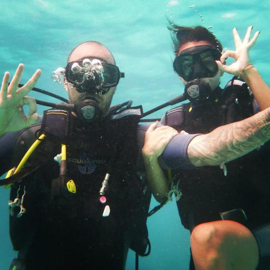 Алисия и Ники Михайлов под вода