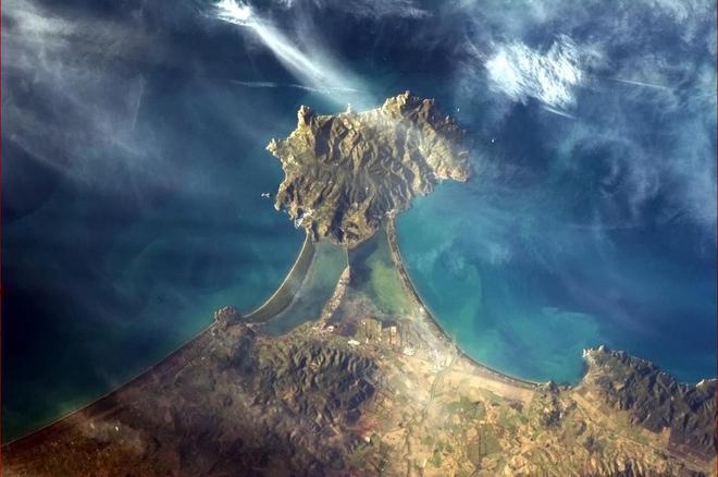 Италия от Космоса - като пръстен с диамант