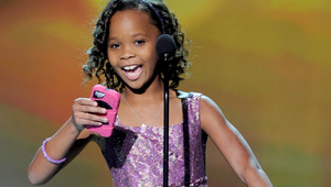 Кувенжане Уалис чете от смартфона си