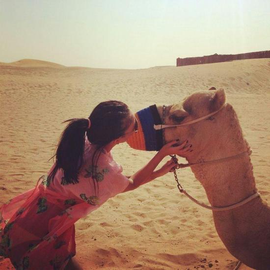 Николета целува камила