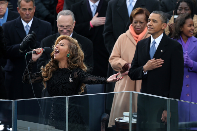Бийонсе пее химна пред Обама