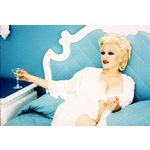 Мадона в леглото с чаша в ръка