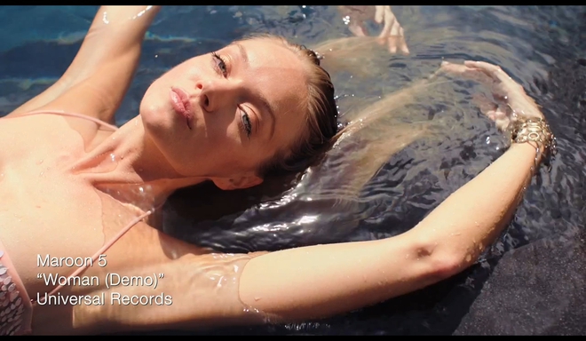 Модели по бански и Maroon 5