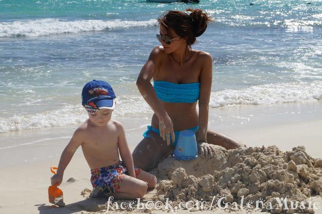 Галена на плажа със сина си